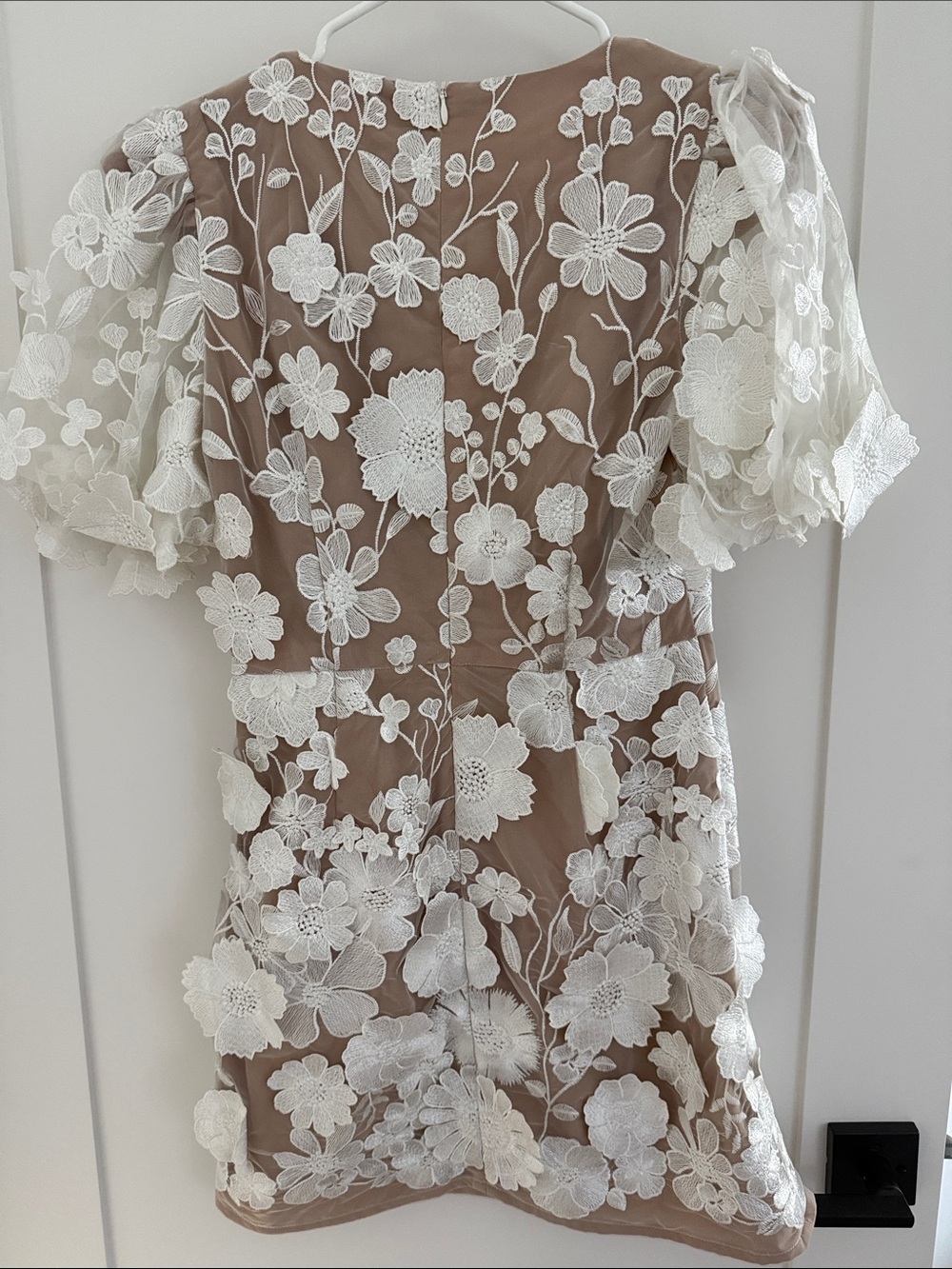 Elliatt Nude and White Floral Lace V-Neck Tunic - Picture 4 of 4